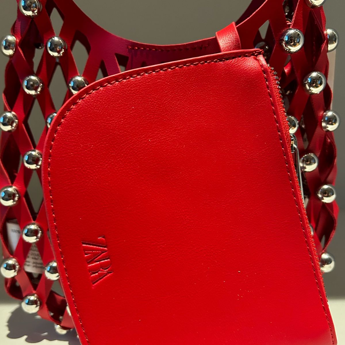 Bolsa de mão vermelha com esferas de metal Zara
